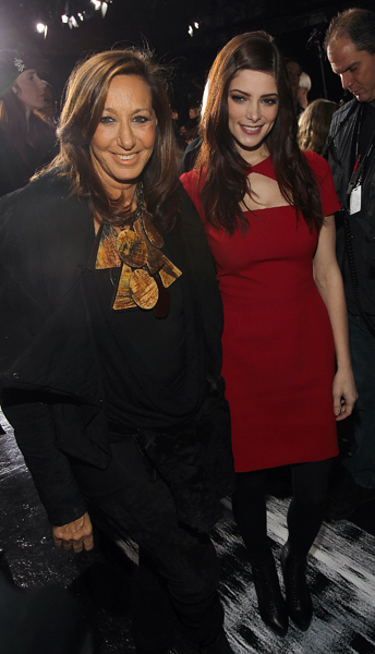 La diseadora Donna Karan junto a la actriz Ashley Greene. en NY Fashion Week - TELVA