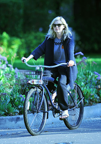 Kirsten Dunst montando en bicicleta