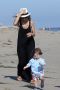Rachel Zoe con su hijo en la playa - TELVA