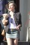 Milla Jovovich sustituye el bolso por su mini dog - TELVA