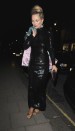 Kate Moss con vestido negro tubo