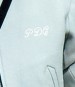 Detalle personalización de la chaqueta bomber de Poppy Delevingne