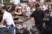 Denzel Washington saludando a los fans y la prensa que le esperaba a su llegada.