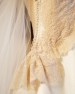 El vestido, firmado por Eduardo Ladrón de Guevara, está diseñado en tonos blancos y marfiles y posee una inspiración romántica.