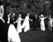 Los invitados de la boda bailando.