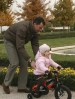Leonor de Borbn montando en bicicleta acompaada por su padre Don Felipe, quien permaneci atento a todos los movimientos de la pequea.