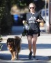 No os olvidis de hidrataros! Amanda Seyfried junto a su perro