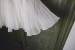 Parte de abajo de la falda de un diseo de novia colgada en una puerta.