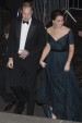 Una vez más, Kate Middleton apostó por un vestido azul petróleo de Jenny Packham, un recogido bajo y pendientes de brillantes y esmeraldas.
