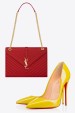 A Gloria le encanta este bolso rojo con la cadena dorada de Saint Laurent y estos zapatos amarillos de Christian Louboutin (485 euros).