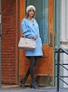 Taylor Swift con un abrigo azul.