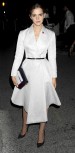 Emma Watson marca tendencia con este vestido esmoquin en color blanco de la firma Dior.