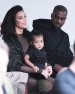 Kanye West y Kim Kardashian con su hija en el desfile de Kanye West and Adidas.