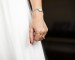 Aparece la mano de Sarah donde se pueden apreciar a la perfeccin las joyas que portaba el da de su boda. En la imagen aparece un reloj discreto, un anillo puesto en uno de sus dedos.