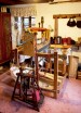 Interior de un taller artesano con una tejedora.