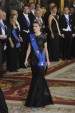 En la primera cena de gala, Letizia optó por un impecable vestido negro de encaje, esta vez firmado por Carolina Herrera.