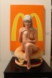 Mujer desnuda sobre fondo de McDonalds de Mel Ramos.