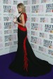 Taylor Swift luci un espectacular vestido rojo y negro de la firma Roberto Cavalli.