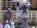 Una mujer carga con su racin de comida en Guinea.