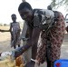 Una mujer saca agua de un pozo perforado en Marik, Lagos