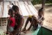 Trabajadoras sexuales con sus hijos en su hogar en Liberia