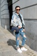 Sissi Hou con ripped jeans