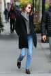 Emma Stone combina sus vaqueros con zapatos masculinos
