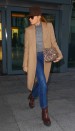 Stella McCartney sabe combinar sus originales jeans con complementos únicos como las maxi gafas, el sombrero y los botines con plataforma