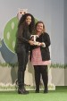 Sarai Aguirre, Senior Brand Manager de Skylanders, recibe su premio de manos de Marta del Rey, Jefa de Publicidad de TELVA