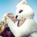 Heidi Klum dndole un beso a un conejo gigante