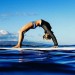 Kathryn Budig yoga en la tabla de surf