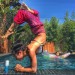 bryce yoga en la piscina