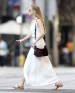 Amber Heard con vestido largo en color blanco y sandalias tostadas