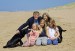 Familia real holandesa en la playa.