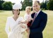 Kate Middleton y Guillermo de Inglaterra junto a sus hijos en el bautizo de Charlotte.