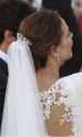 Eva González sujeto el velo al recogido con el que eligió peinarse para su boda con un broche de 254 diamantes.