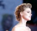 Recogido efecto cresta con tupé: Amber Heard