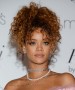 Coleta top para pelo rizado: Rihanna