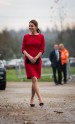 La Duquesa de Cambridge con vestido rojo de Katherine Hooker para la visita de un orfanato en Norwich.