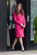 Con abrigo rosa de Mulberry. Kate Middleton lo lució anteriormente en su gira oficial por Estados Unidos.