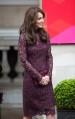 Kate Middleton con vestido de encaje ciruela de Dolce&Gabbana.