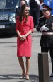 Kate Middleton de visita al colegio Blessed Sacrament con vestido sandía de Goat.