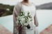 novia con ramo de flores blancas