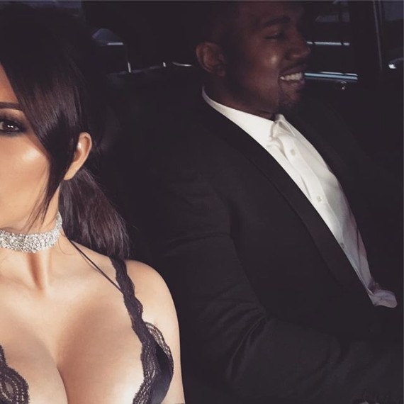 Selfie del matrimonio West Kardashian de camino a la boda