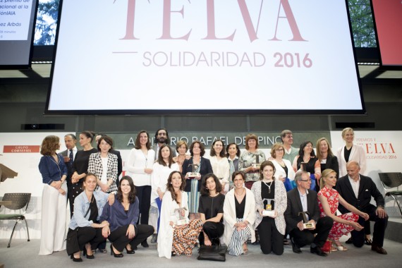 Foto de familia de los galardonados y el jurado de los XXIII Premios TELVA Solidaridad