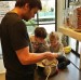 Benjamin y Vivian Lake cocinando junto a su padre Tom Brady