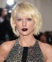 Taylor Swift: Melena platino y labios berenjena