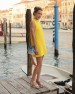 Micol Sabbadini con vestido mini amarillo y sandalias con estampado tropical