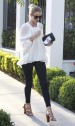Rosie Huntington con camisa blanca básica, vaqueros y sandalias de tiras con tacón