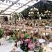 Las mesas de la cena con centros de flores